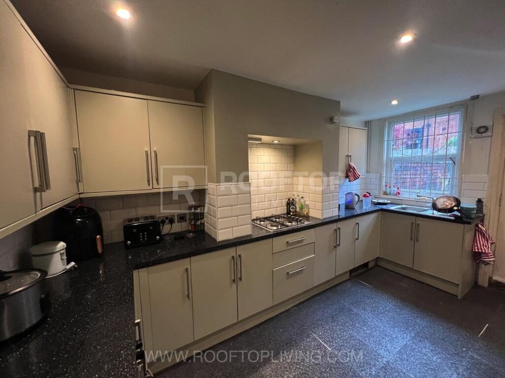 6 bed Detached for rent in Leeds. From Rooftop Living - UK Ltd