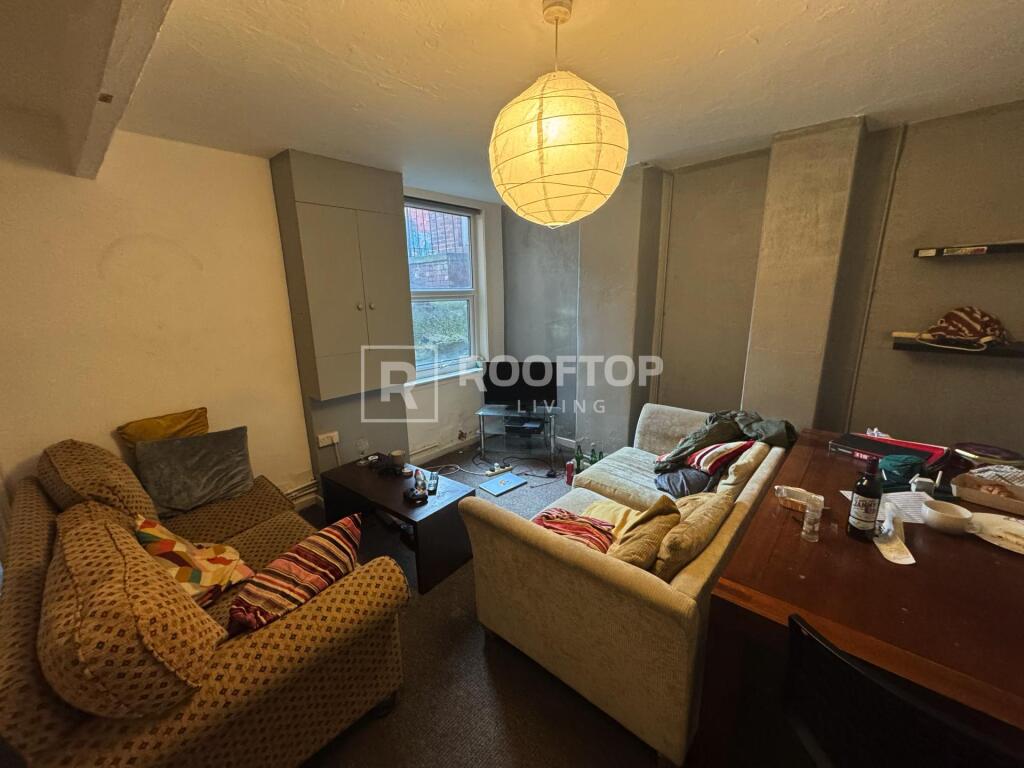 8 bed Detached for rent in Leeds. From Rooftop Living - UK Ltd 8 bed Detached for rent in Leeds. From Rooftop Living - UK Ltd