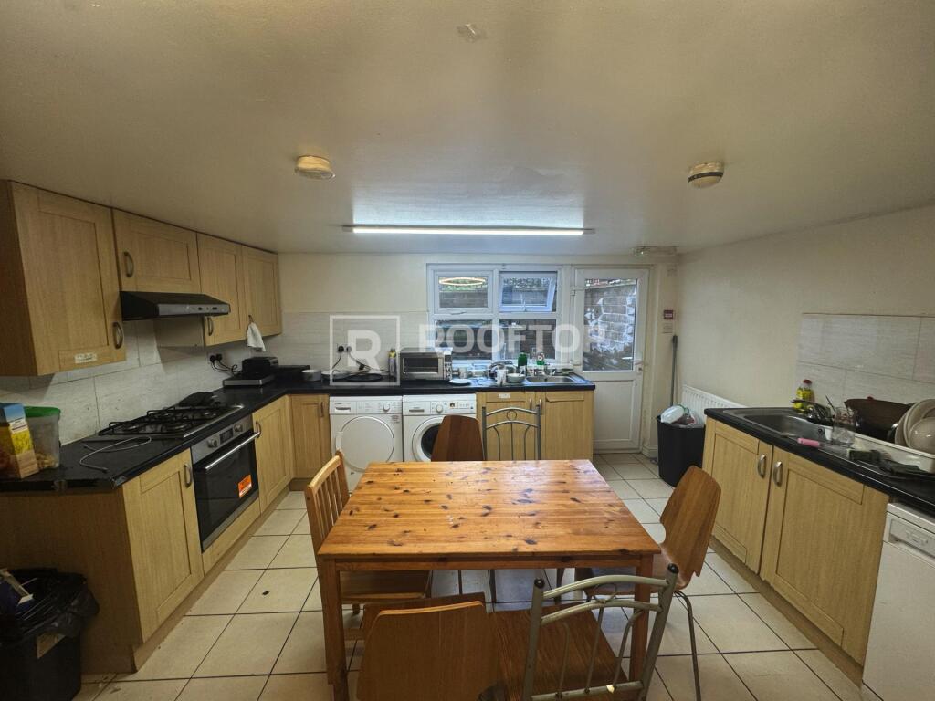 8 bed Detached for rent in Leeds. From Rooftop Living - UK Ltd 8 bed Detached for rent in Leeds. From Rooftop Living - UK Ltd