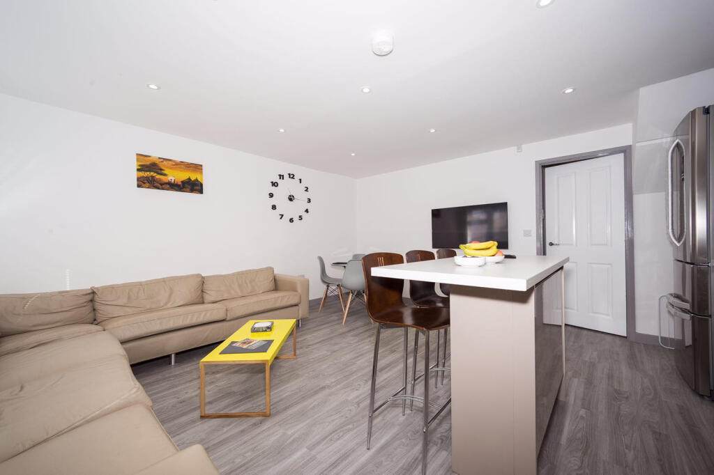 4 bed Detached for rent in Leeds. From Rooftop Living - UK Ltd 4 bed Detached for rent in Leeds. From Rooftop Living - UK Ltd