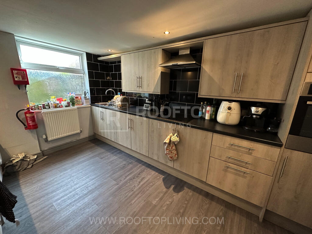 6 bed Detached for rent in Leeds. From Rooftop Living - UK Ltd 6 bed Detached for rent in Leeds. From Rooftop Living - UK Ltd