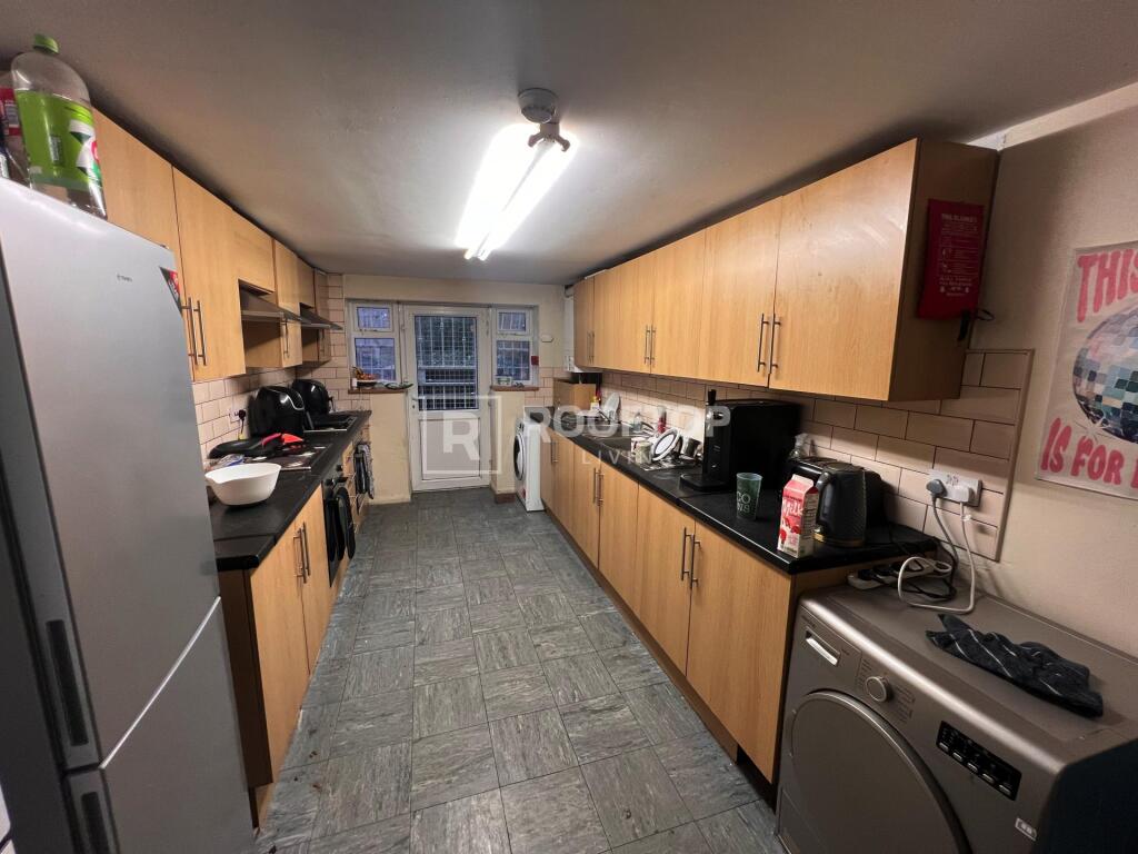 8 bed Detached for rent in Leeds. From Rooftop Living - UK Ltd