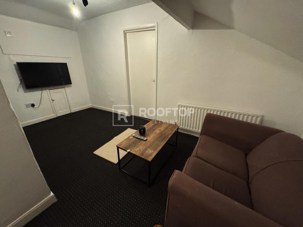 8 bed Detached for rent in Leeds. From Rooftop Living - UK Ltd