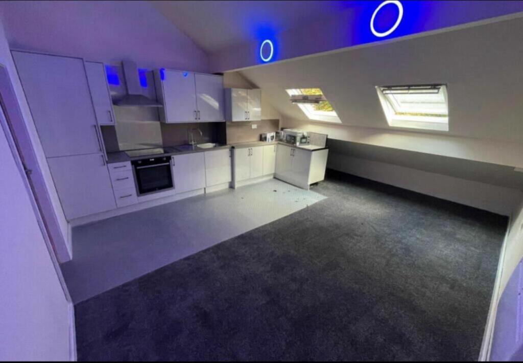 6 bed Detached for rent in Leeds. From Rooftop Living - UK Ltd