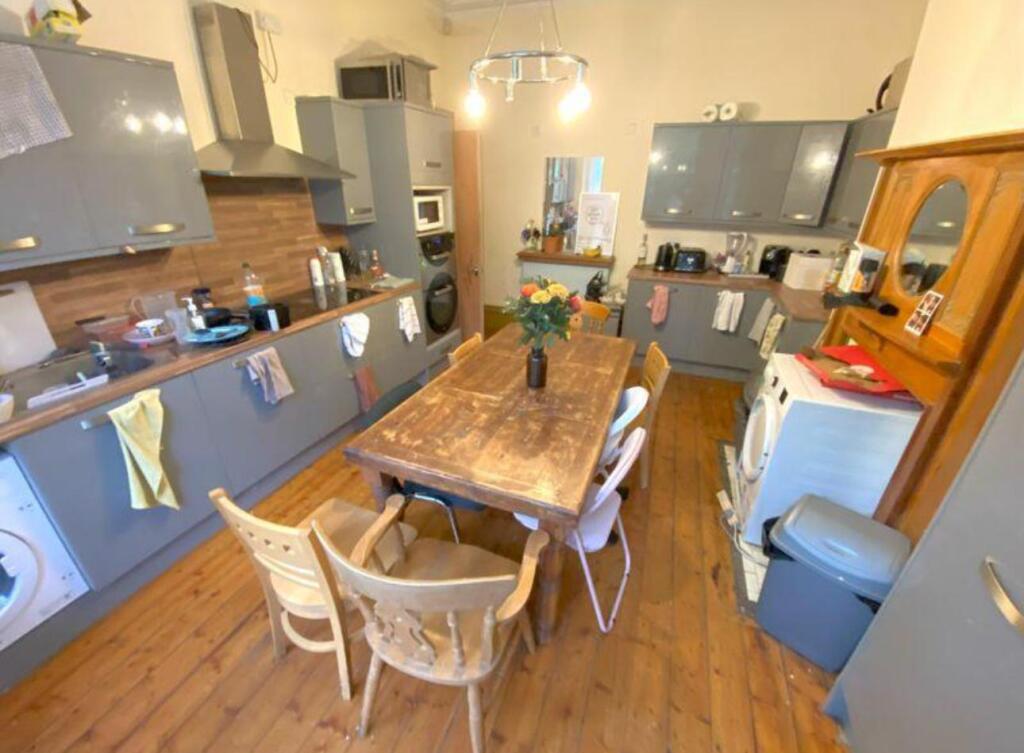 8 bed Detached for rent in Leeds. From Rooftop Living - UK Ltd 8 bed Detached for rent in Leeds. From Rooftop Living - UK Ltd