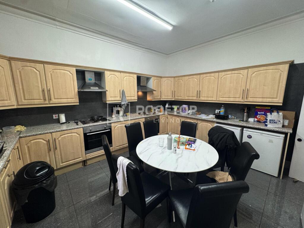 8 bed Detached for rent in Leeds. From Rooftop Living - UK Ltd 8 bed Detached for rent in Leeds. From Rooftop Living - UK Ltd