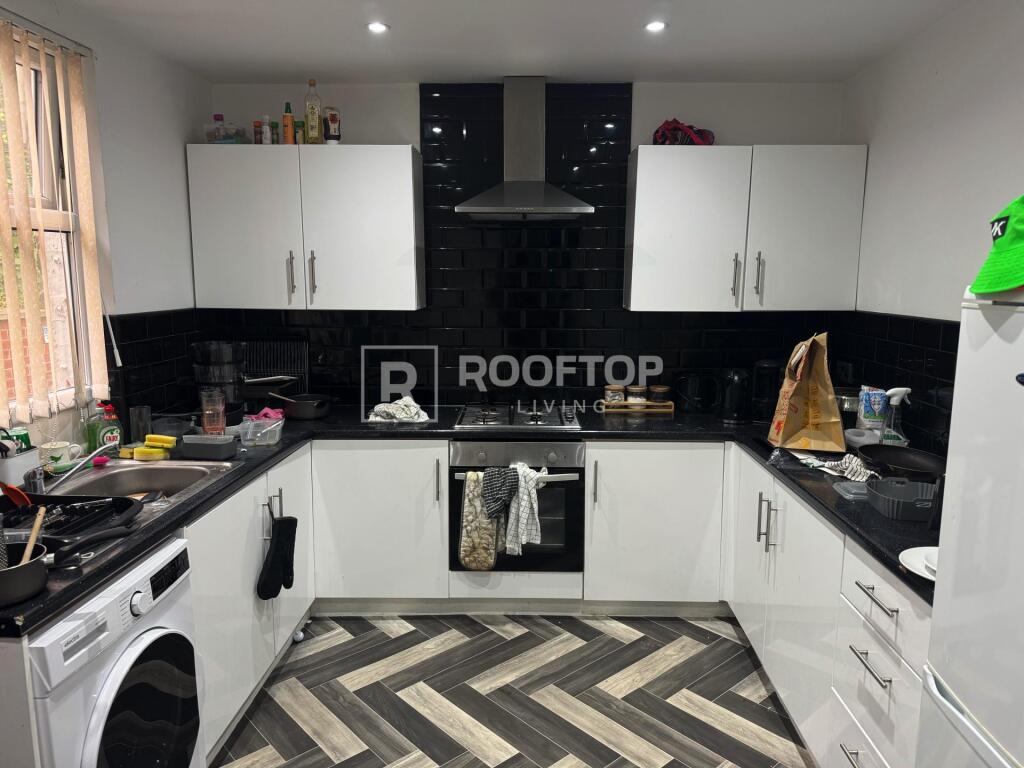6 bed Detached for rent in Leeds. From Rooftop Living - UK Ltd