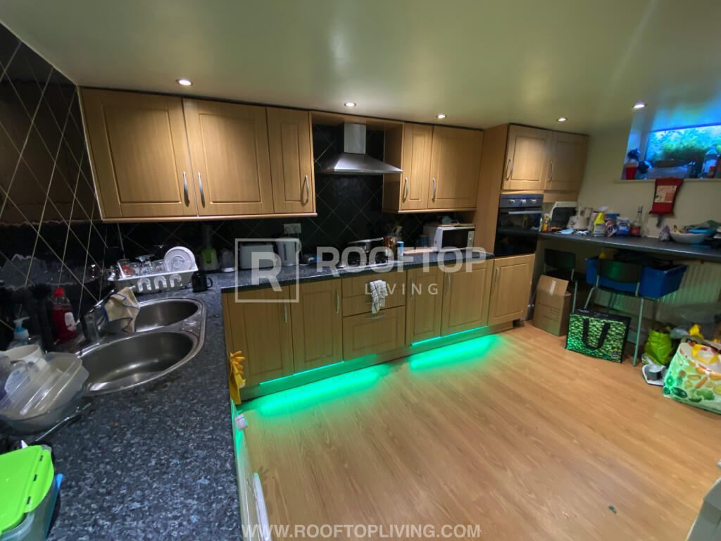 6 bed Detached for rent in Leeds. From Rooftop Living - UK Ltd