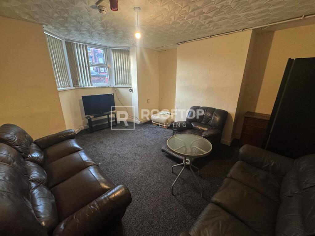 7 bed Detached for rent in Leeds. From Rooftop Living - UK Ltd