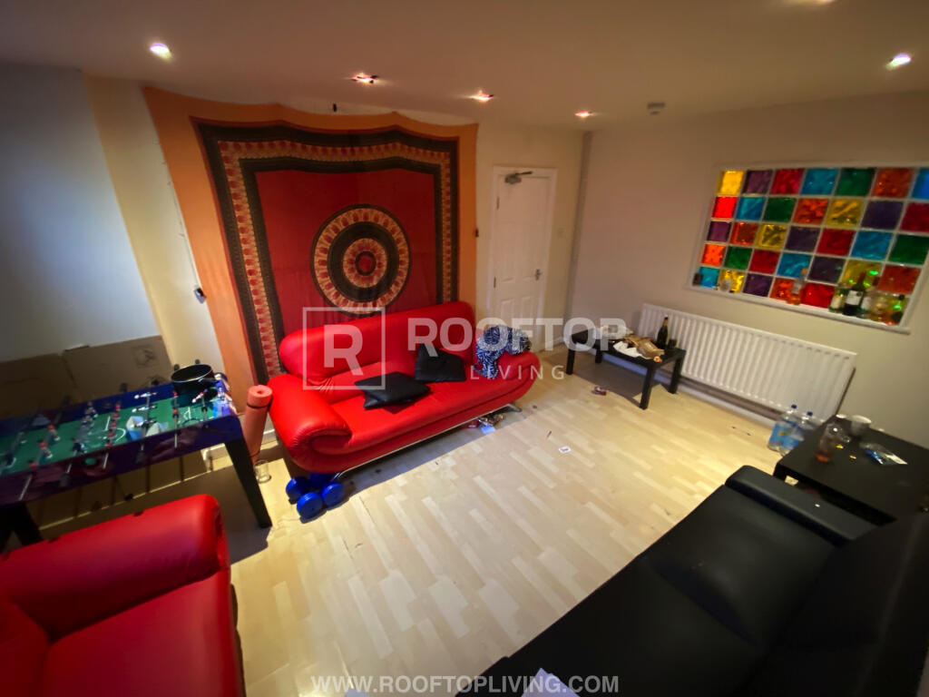 7 bed Detached for rent in Leeds. From Rooftop Living - UK Ltd 7 bed Detached for rent in Leeds. From Rooftop Living - UK Ltd
