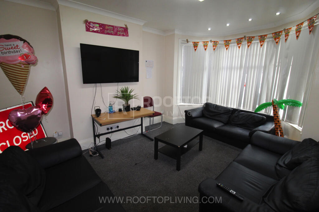 8 bed Detached for rent in Leeds. From Rooftop Living - UK Ltd 8 bed Detached for rent in Leeds. From Rooftop Living - UK Ltd