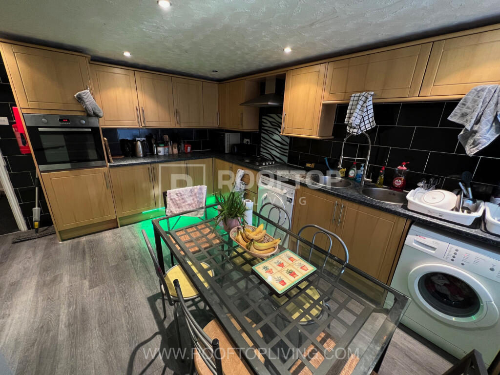 6 bed Detached for rent in Leeds. From Rooftop Living - UK Ltd