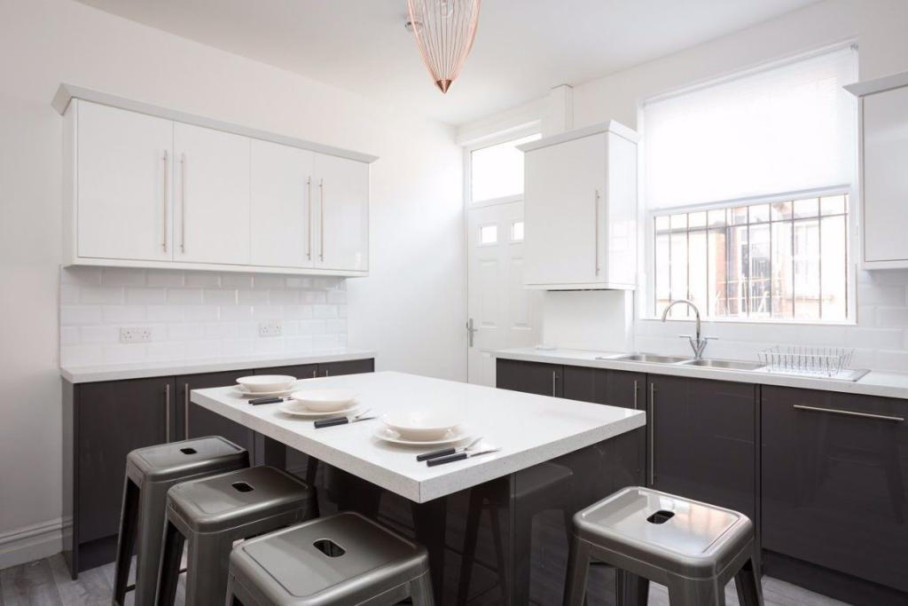 6 bed Detached for rent in Leeds. From Rooftop Living - UK Ltd 6 bed Detached for rent in Leeds. From Rooftop Living - UK Ltd