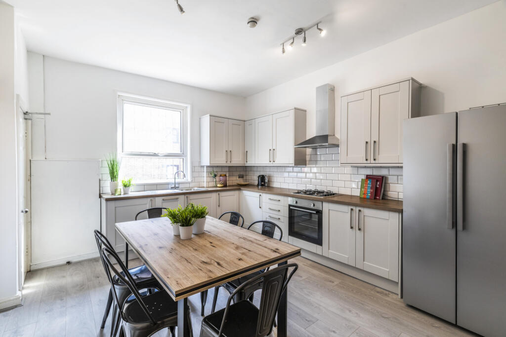 6 bed Detached for rent in Leeds. From Rooftop Living - UK Ltd