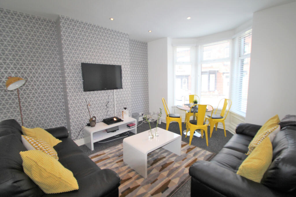 6 bed Detached for rent in Leeds. From Rooftop Living - UK Ltd 6 bed Detached for rent in Leeds. From Rooftop Living - UK Ltd