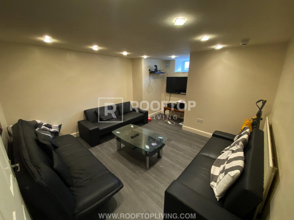 8 bed Detached for rent in Leeds. From Rooftop Living - UK Ltd 8 bed Detached for rent in Leeds. From Rooftop Living - UK Ltd