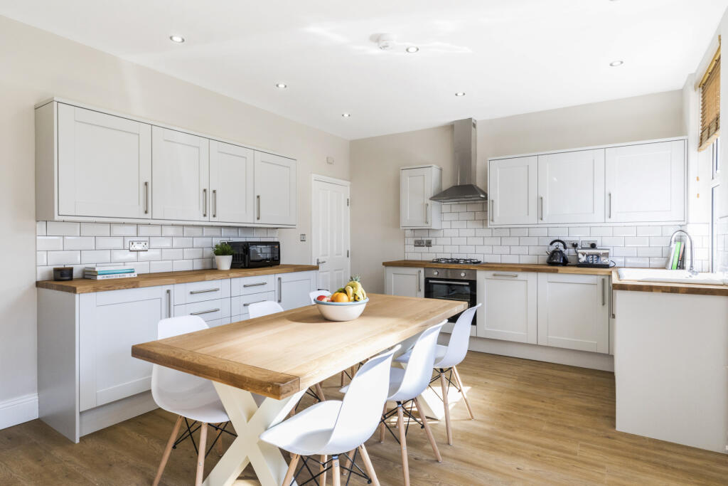 6 bed Detached for rent in Leeds. From Rooftop Living - UK Ltd