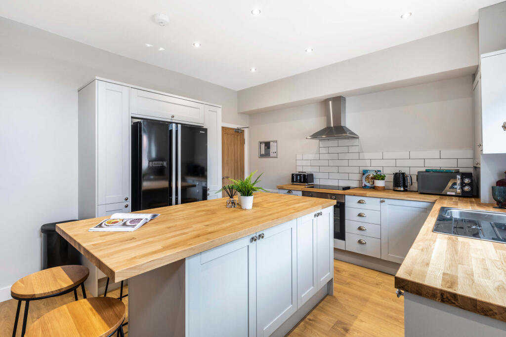 6 bed Detached for rent in Leeds. From Rooftop Living - UK Ltd