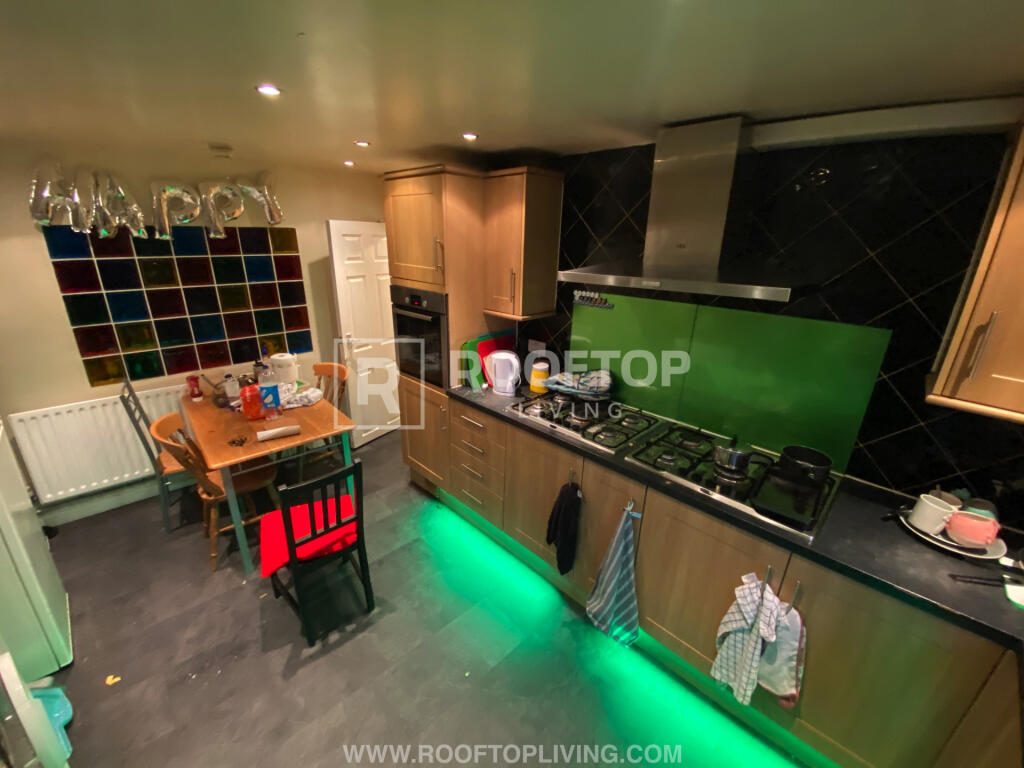 7 bed Detached for rent in Leeds. From Rooftop Living - UK Ltd 7 bed Detached for rent in Leeds. From Rooftop Living - UK Ltd