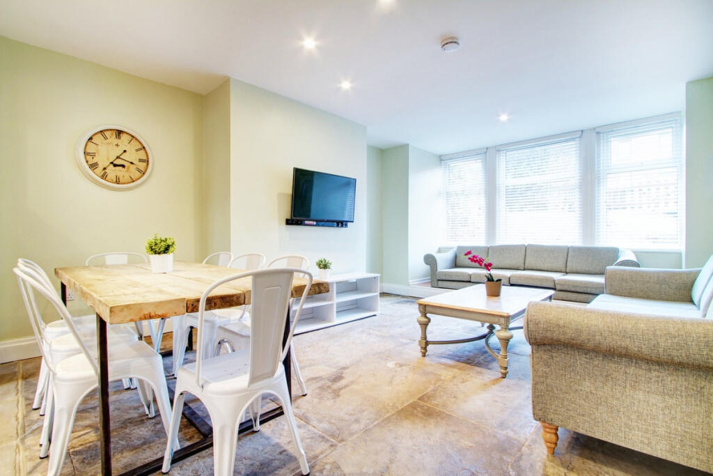 8 bed Detached for rent in Leeds. From Rooftop Living - UK Ltd 8 bed Detached for rent in Leeds. From Rooftop Living - UK Ltd