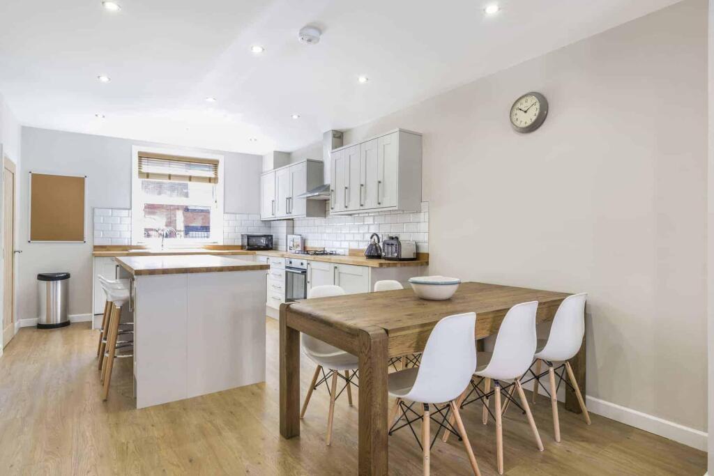 6 bed Detached for rent in Leeds. From Rooftop Living - UK Ltd