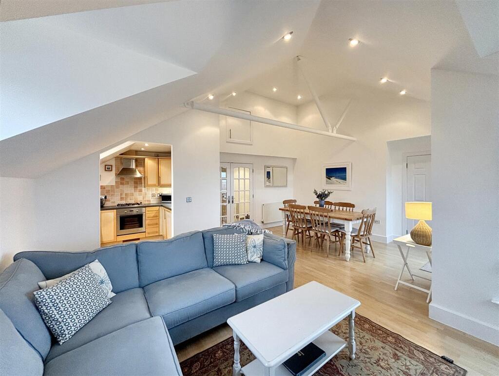 2 bed Apartment for rent in Falmouth. From Laskowski & Co - Falmouth 2 bed Apartment for rent in Falmouth. From Laskowski & Co - Falmouth