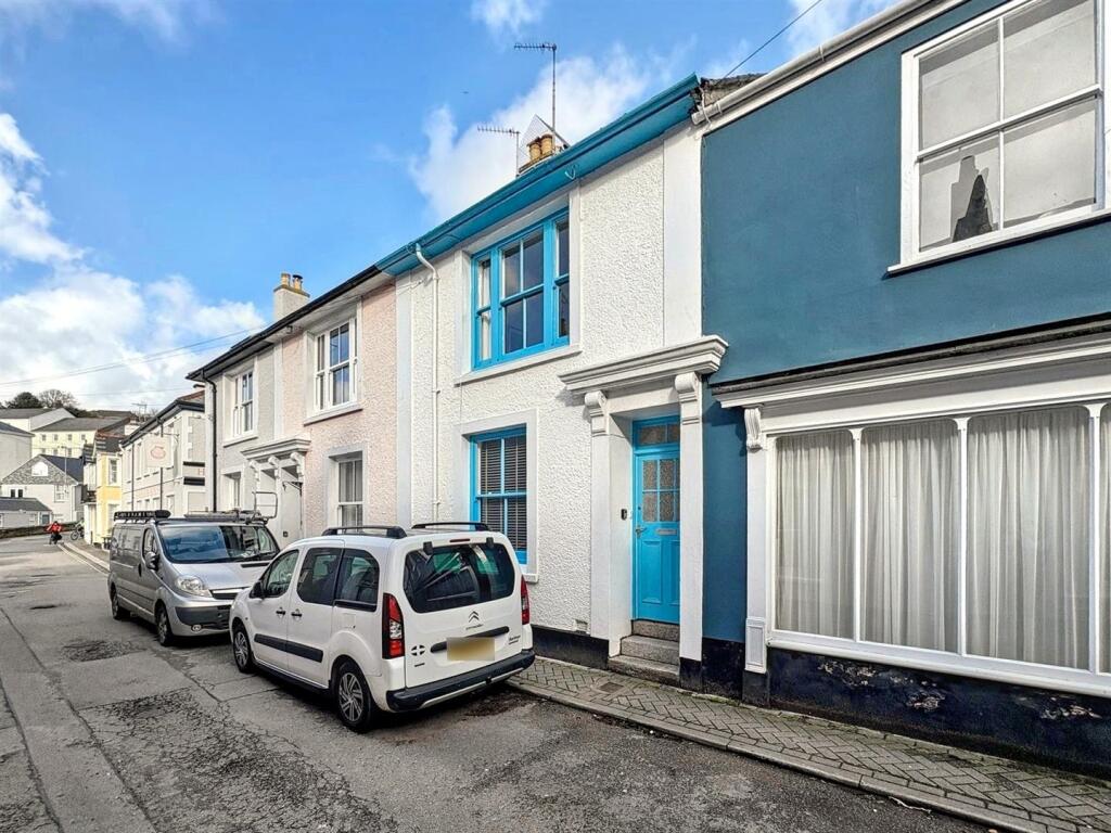 2 bed Mid Terraced House for rent in Flushing. From Laskowski & Co - Falmouth