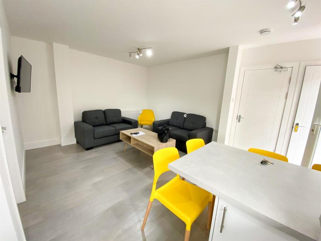 5 bed Detached for rent in Beeston. From Top 365 - Nottingham