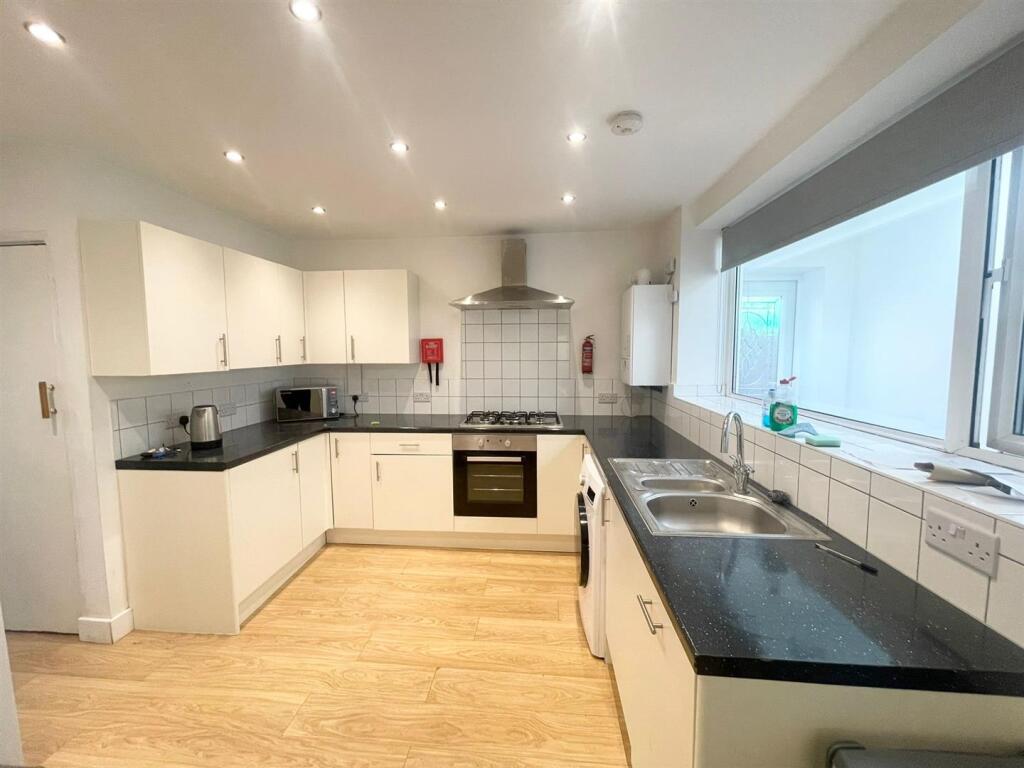6 bed Detached for rent in Beeston. From Top 365 - Nottingham