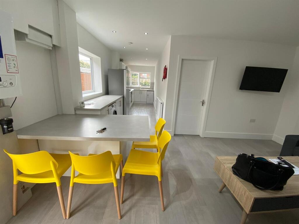 6 bed Semi Detached for rent in Nottingham. From Top 365 - Nottingham