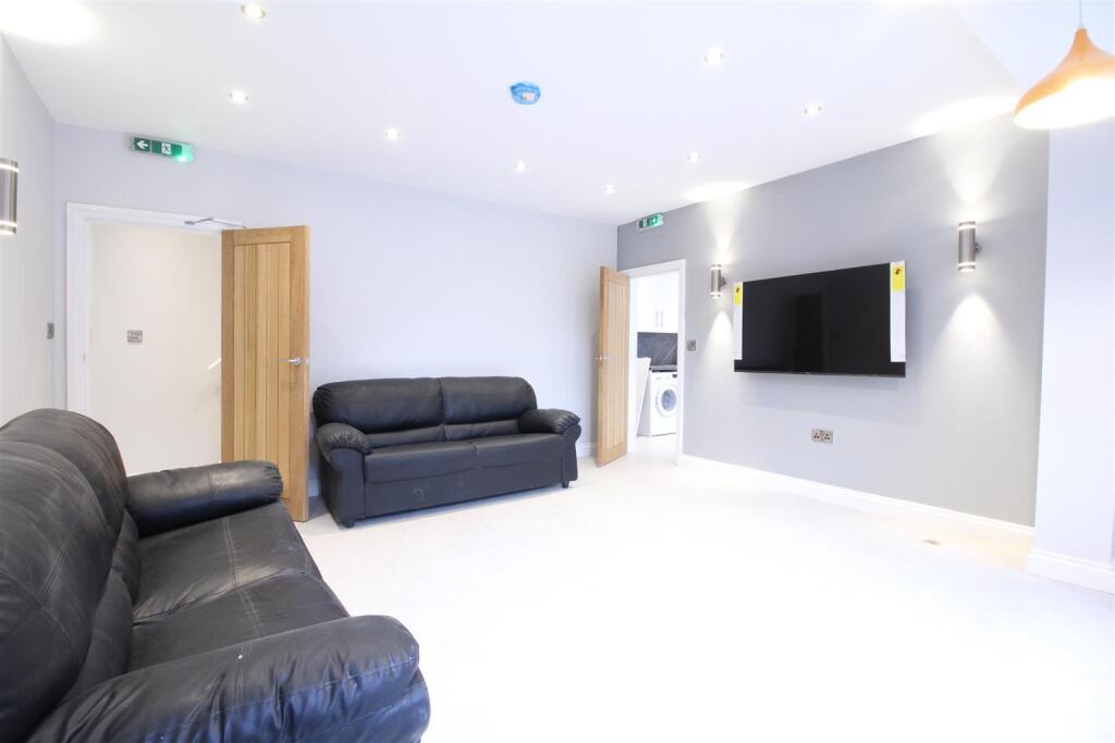 6 bed Semi Detached for rent in Beeston. From Top 365 - Nottingham