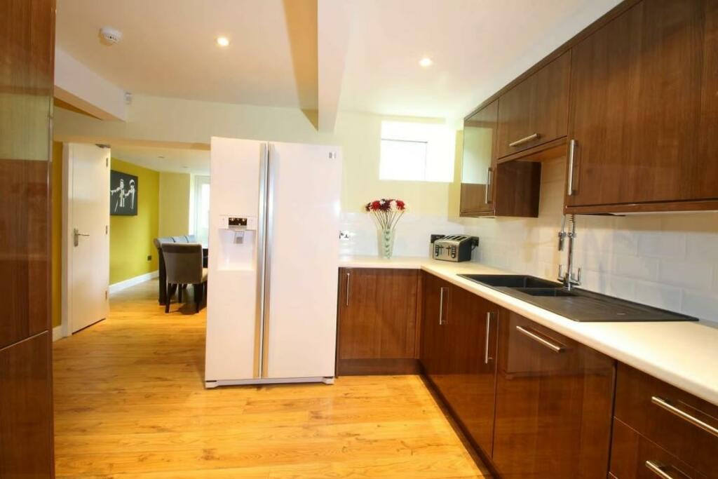 8 bed Mid Terraced House for rent in Nottingham. From Top 365 - Nottingham