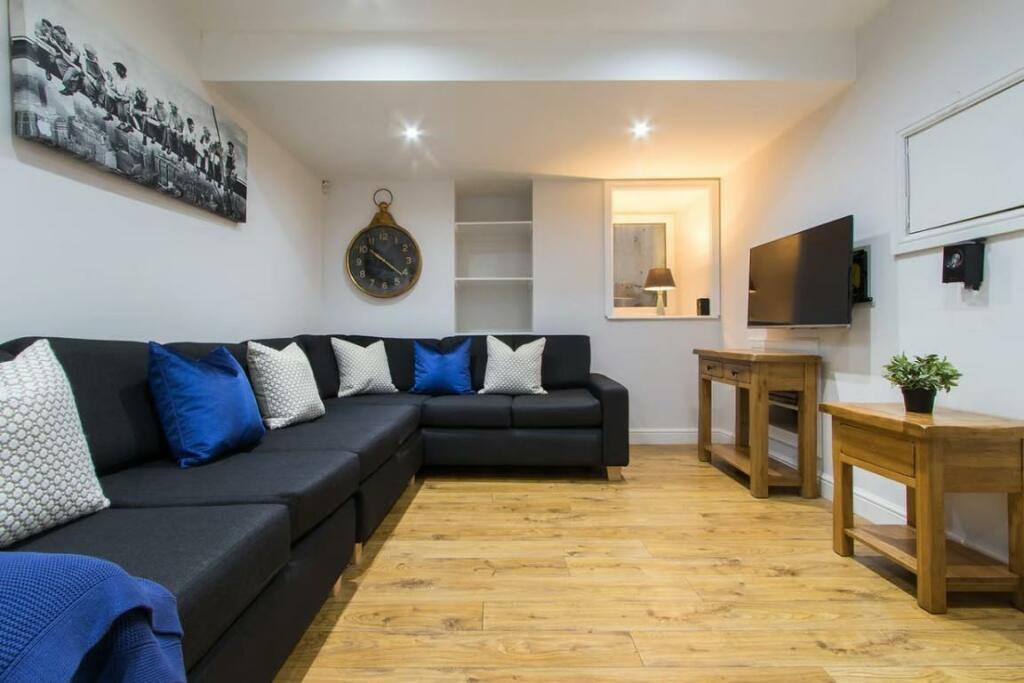 8 bed Mid Terraced House for rent in Nottingham. From Top 365 - Nottingham