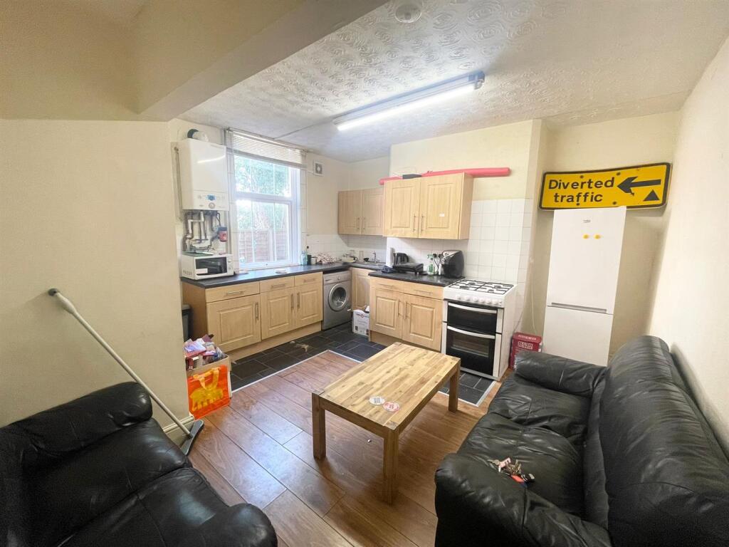 4 bed 1st Floor Flat for rent in Nottingham. From Top 365 - Nottingham