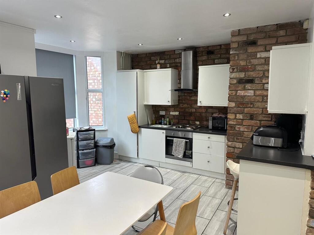 6 bed Semi Detached for rent in West Bridgford. From Top 365 - Nottingham