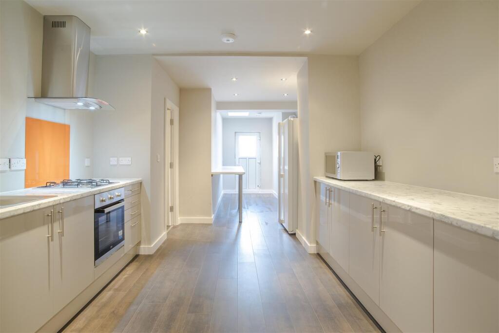 6 bed Detached for rent in Beeston. From Top 365 - Nottingham