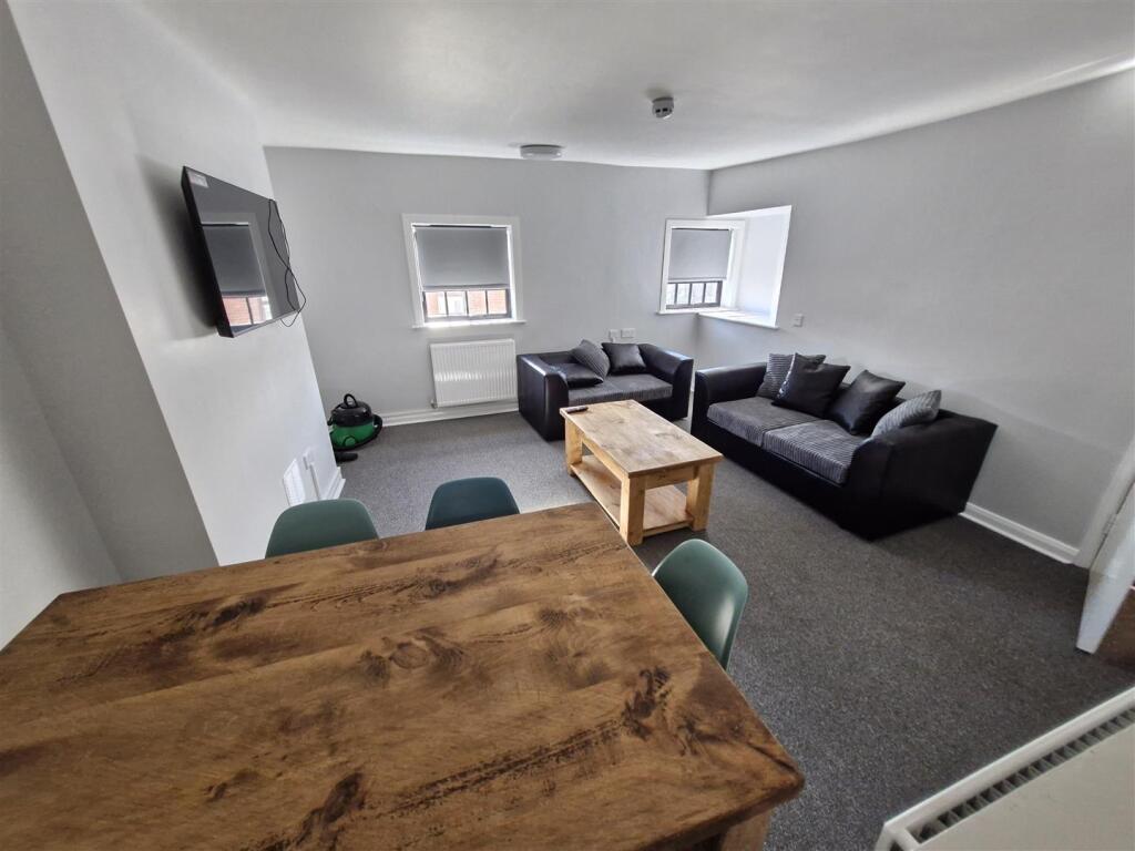 5 bed 1st Floor Flat for rent in Nottingham. From Top 365 - Nottingham