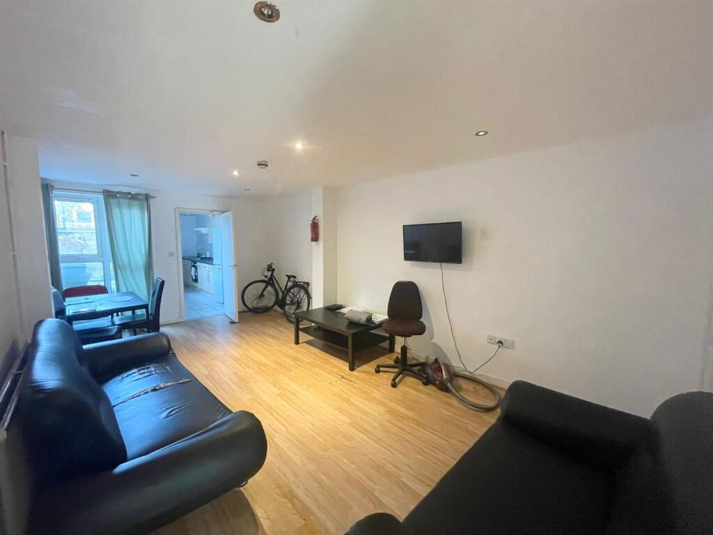 6 bed Mid Terraced House for rent in Nottingham. From Top 365 - Nottingham