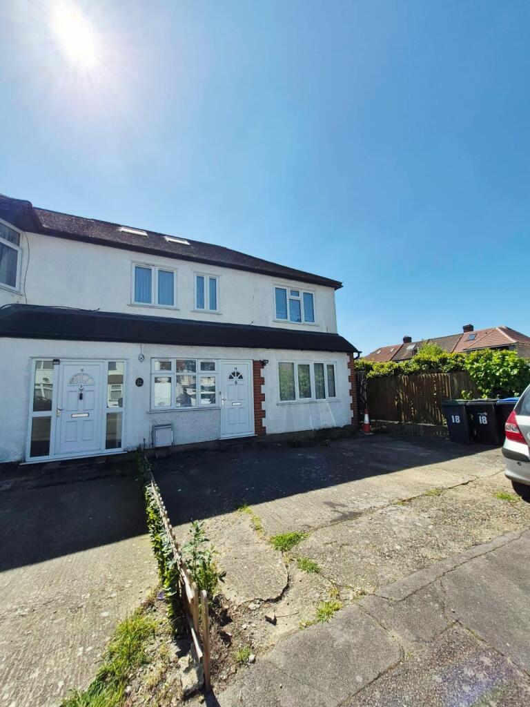 4 bed End of Terrace for rent in Edmonton. From Two Six Homes Ltd.