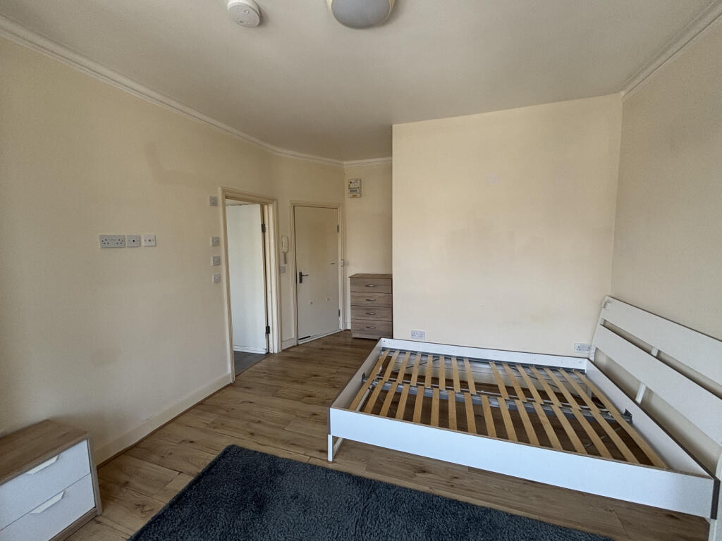 4 bed Studio for rent in Southgate. From Two Six Homes Ltd. 4 bed Studio for rent in Southgate. From Two Six Homes Ltd.