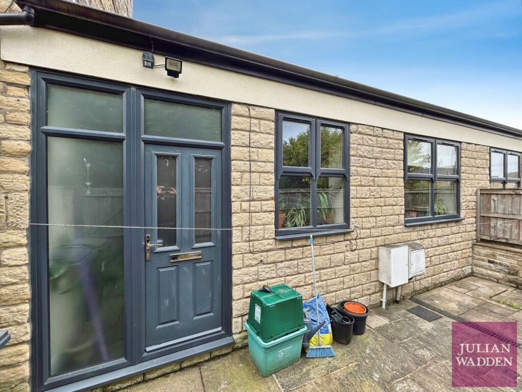 2 bed 1st Floor Flat for rent in Glossop. From Julian Wadden - Stockport