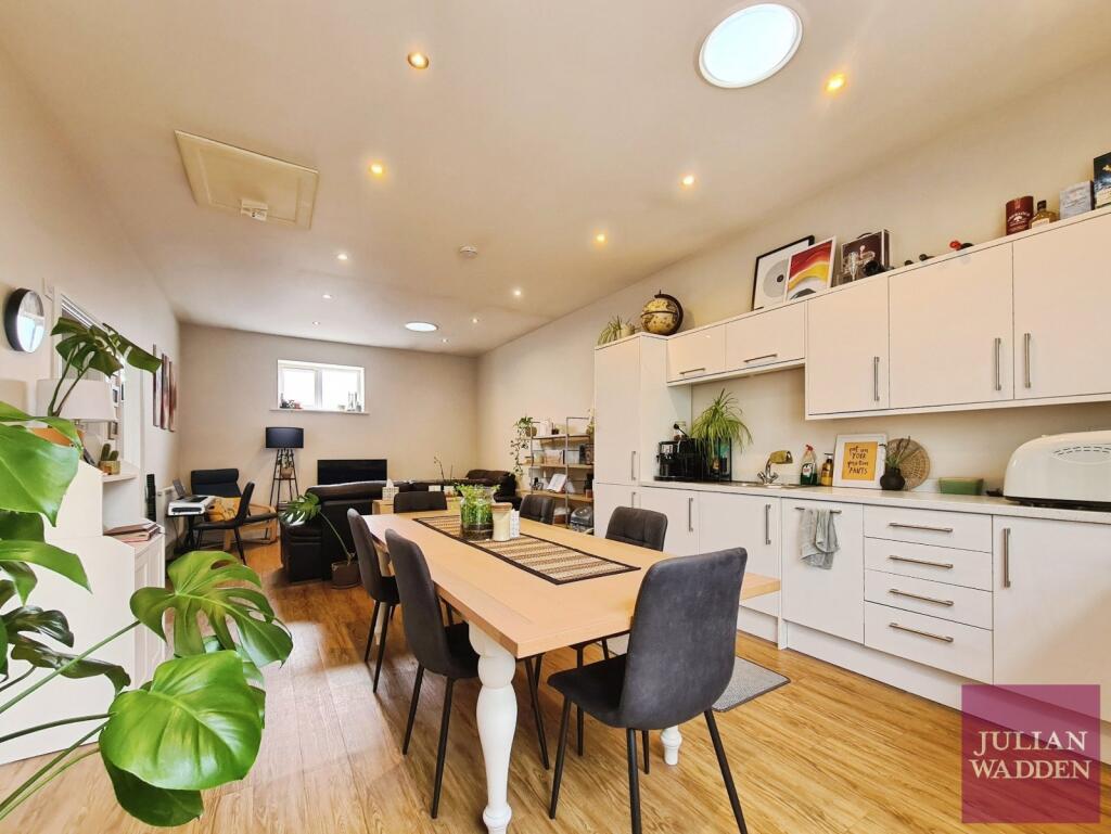 2 bed 1st Floor Flat for rent in Glossop. From Julian Wadden - Stockport