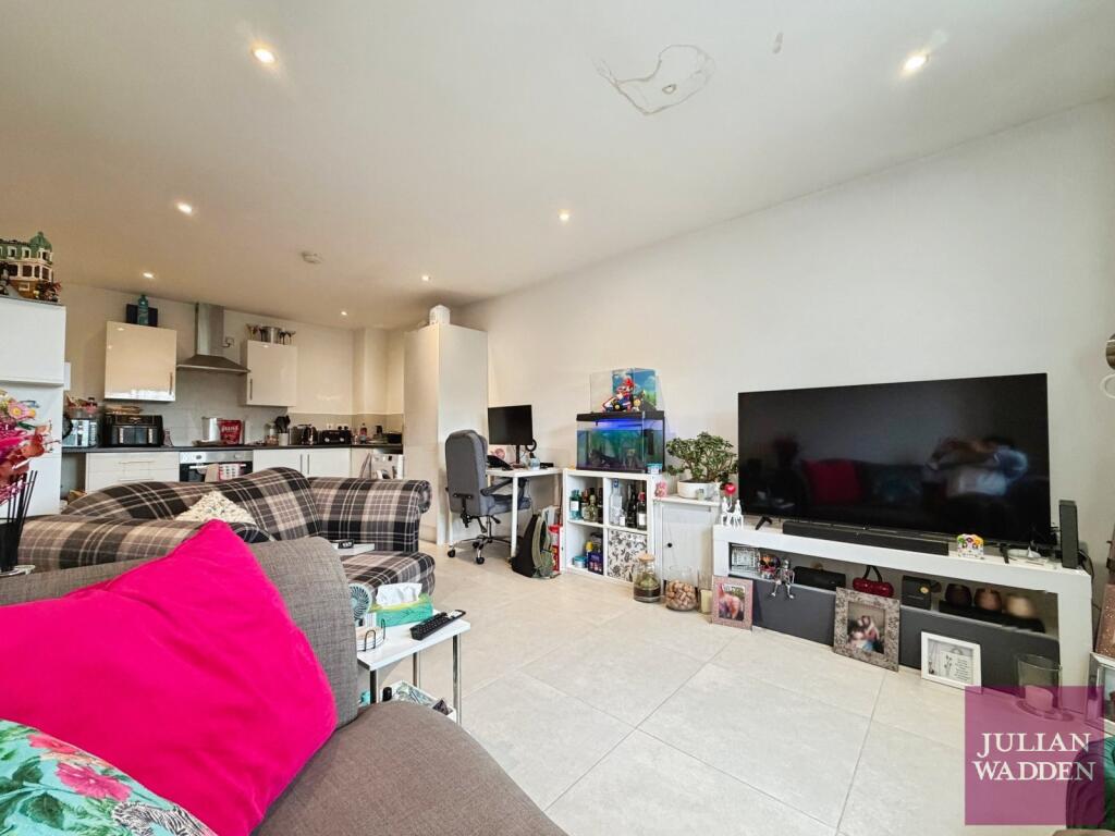 2 bed 1st Floor Flat for rent in Droylsden. From Julian Wadden - Stockport