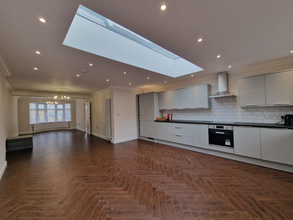 5 bed Mid Terraced House for rent in Wembley. From Property Hub - Wembley