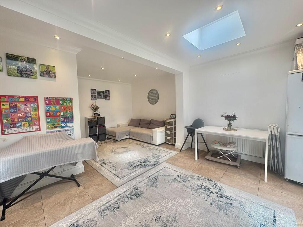5 bed Semi Detached for rent in Kenton. From Property Hub - Wembley