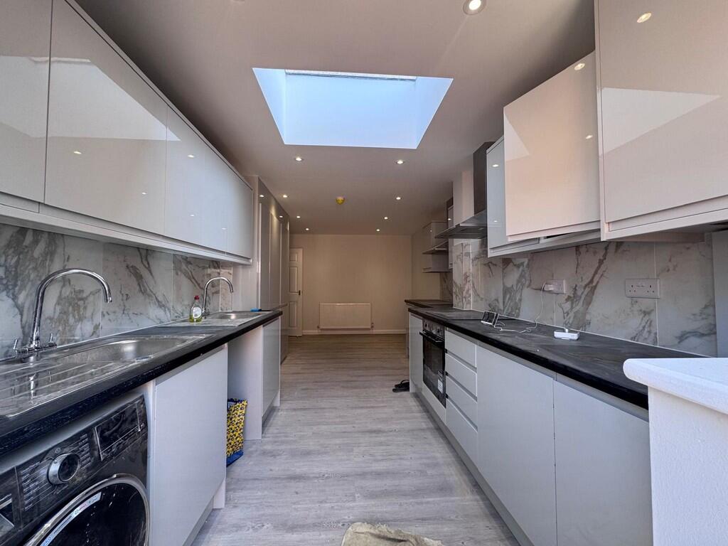 5 bed End of Terrace for rent in Wembley. From Property Hub - Wembley