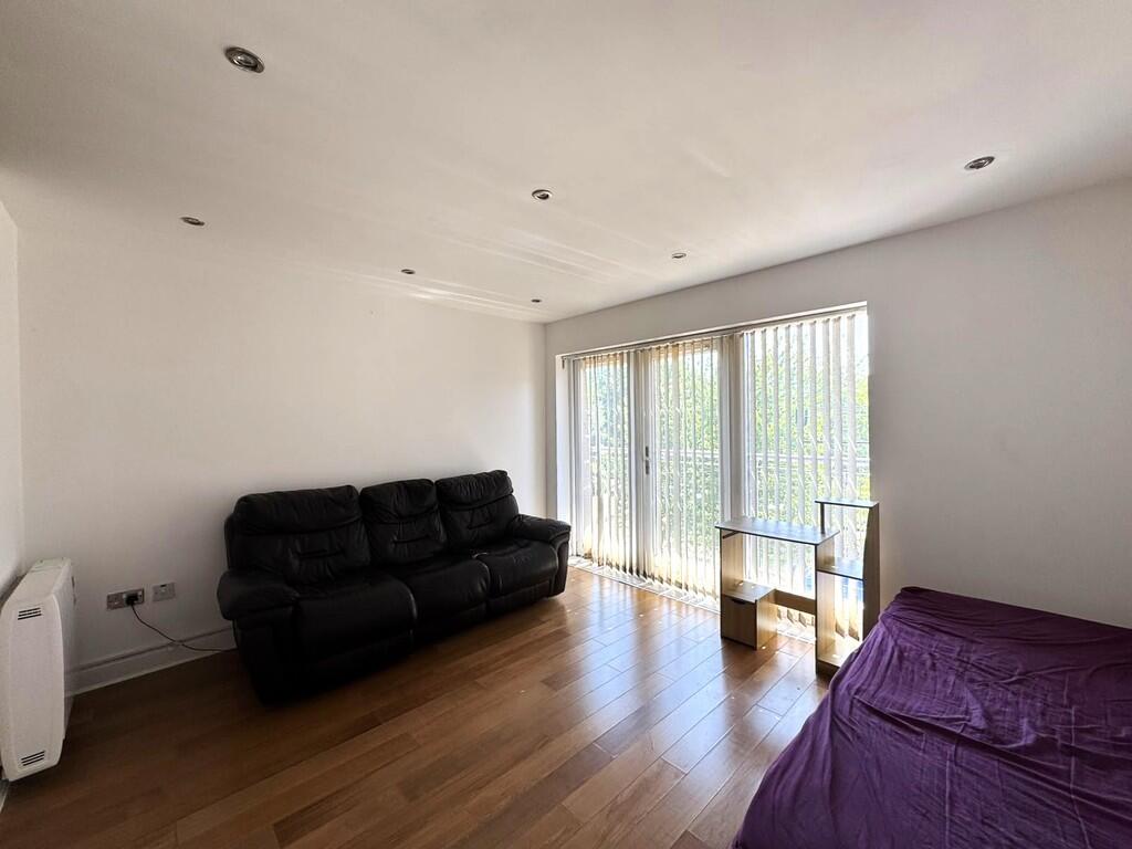 2 bed Apartment for rent in Wembley. From Property Hub - Wembley