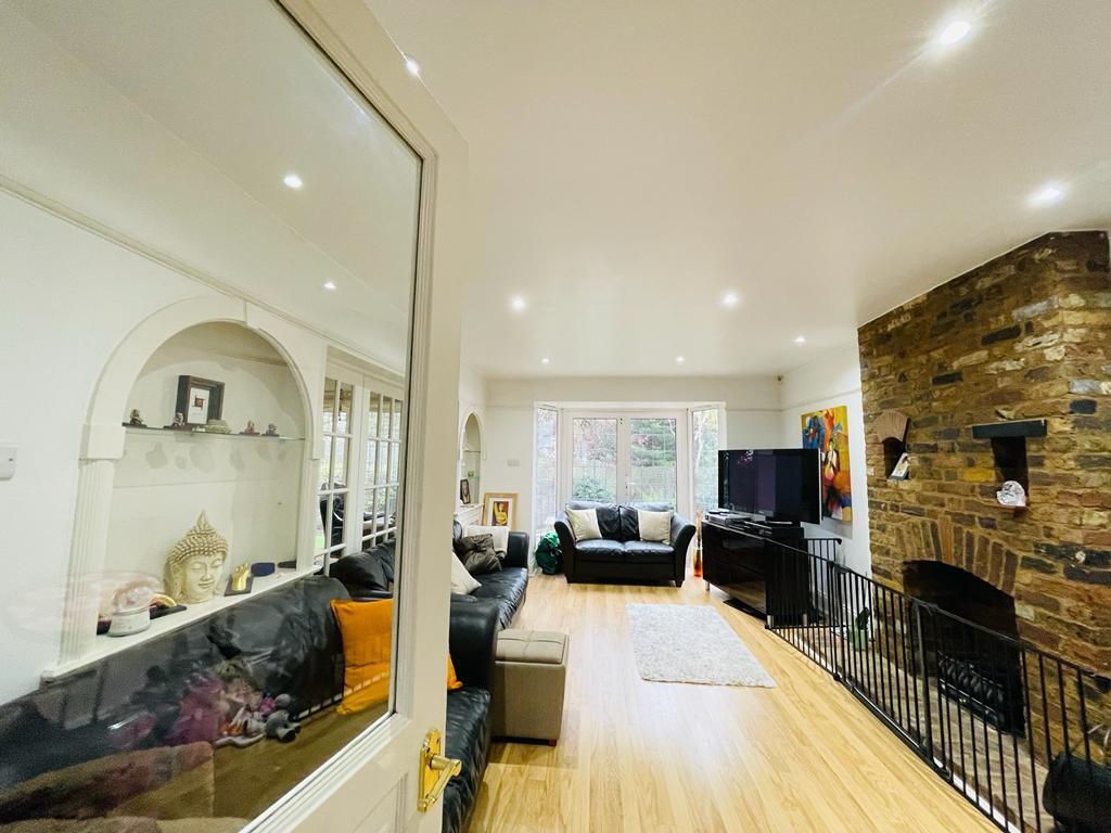 5 bed Detached for rent in Kenton. From Property Hub - Wembley
