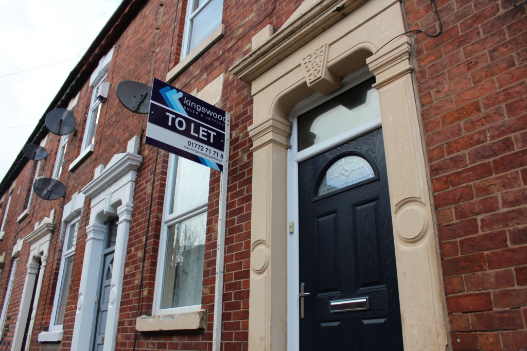 2 bed Mid Terraced House for rent in Preston. From Kingswood Properties City Center
