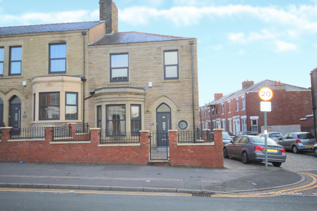 3 bed Mid Terraced House for rent in Preston. From Kingswood Properties City Center
